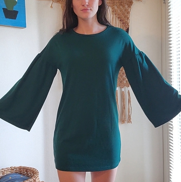 《NWOT Zara dress- emerald green w/ flowy sleeves》 - Picture 1 of 16